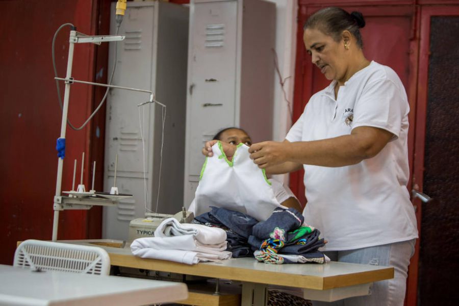Mujeres en situación de pobreza aprenden a coser y a crear empresas en Venezuela