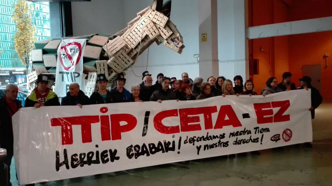 Cientos de pamploneses, en la calle en contra de acuerdos de libre comercio