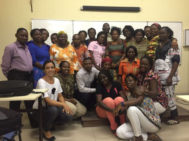 Una profesora de la UPNA imparte clases en el primer máster para enfermeras y matronas de la República Democrática del Congo