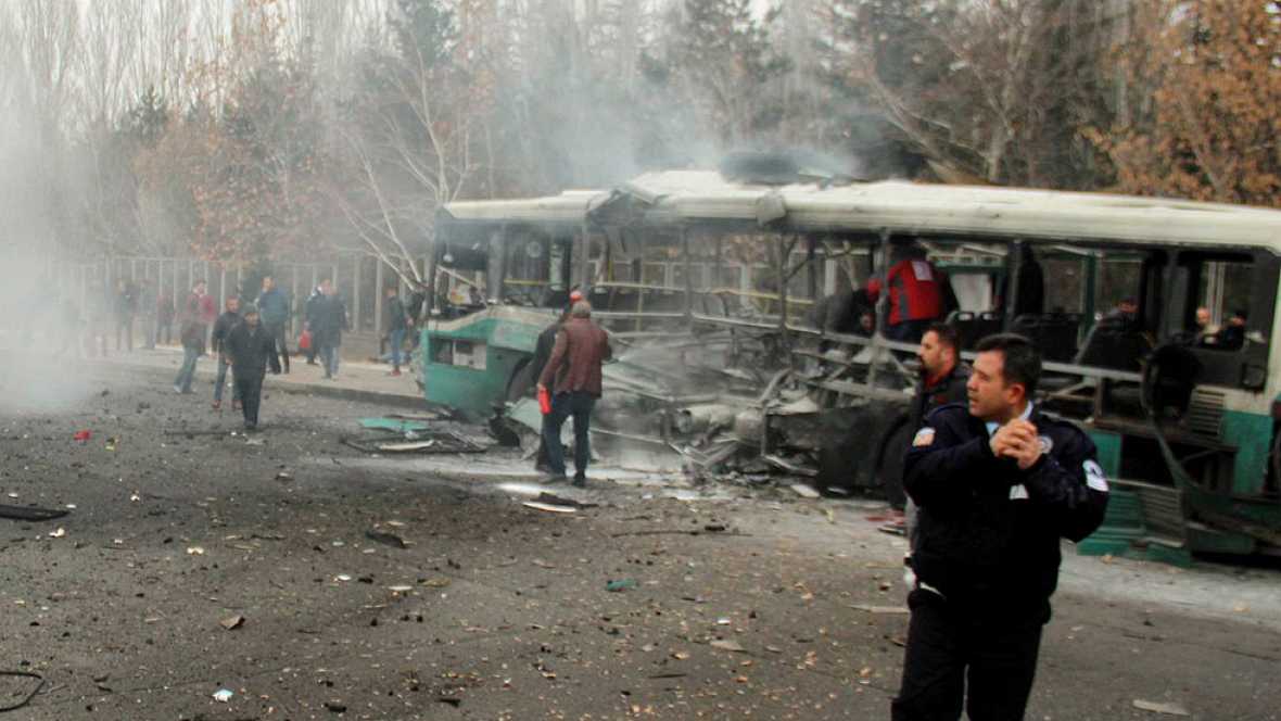 Al menos 13 muertos y 48 heridos en un atentado contra un autobús con soldados en Turquía