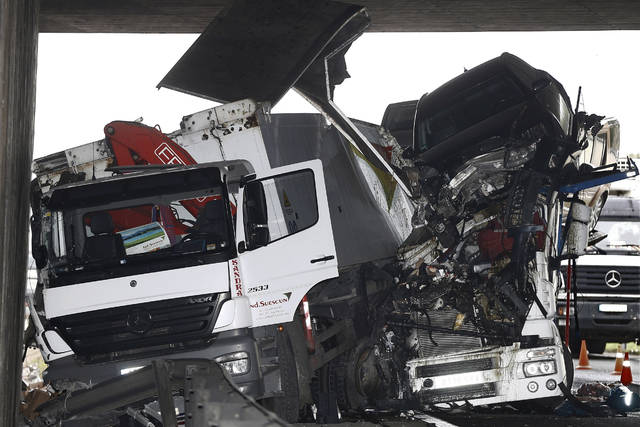 El choque entre un camión y un tráiler portacoches deja dos heridos en Cizur Mayor