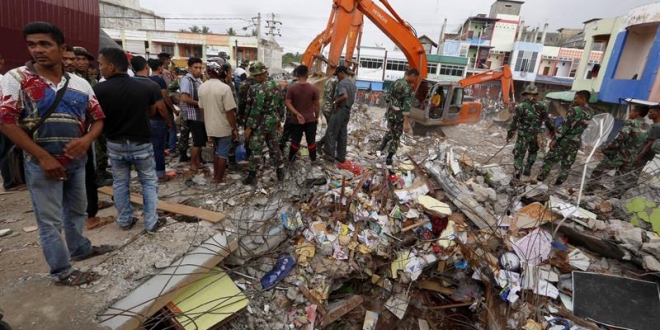 Los muertos en el terremoto en Indonesia superan el centenar