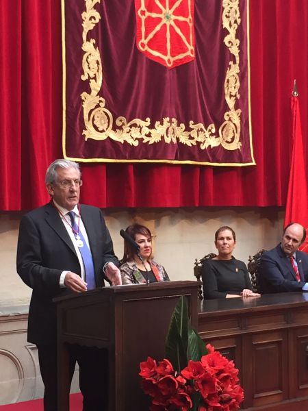 El físico Pedro Miguel Etxenike recibe la Medalla de Oro de Navarra
