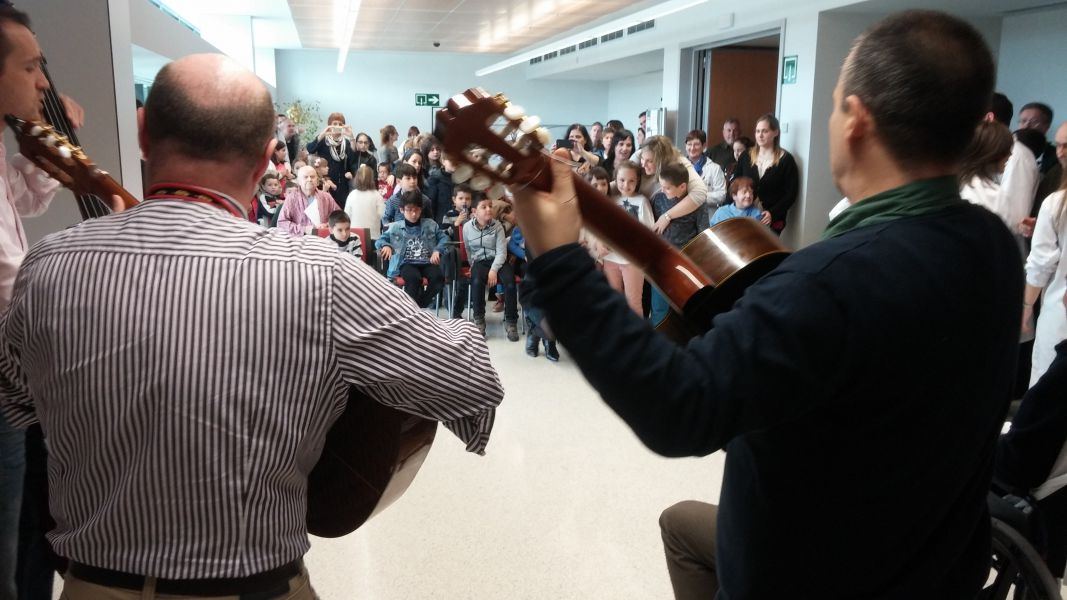 Los niños entregan su felicitación a los pacientes del Hospital San Juan de Dios de Pamplona y Tudela