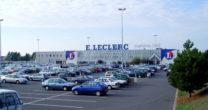 Herida leve una mujer tras ser atropellada en la entrada del Leclerc