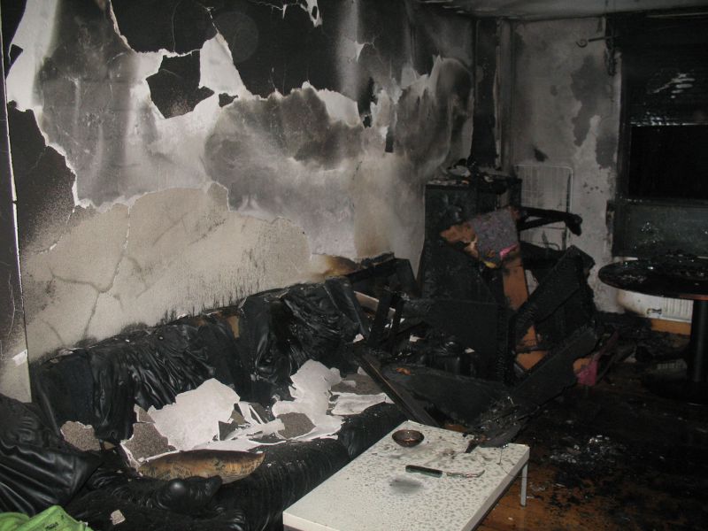 Tres personas heridas, una de ellas grave, en el incendio de una vivienda en el barrio de San Jorge