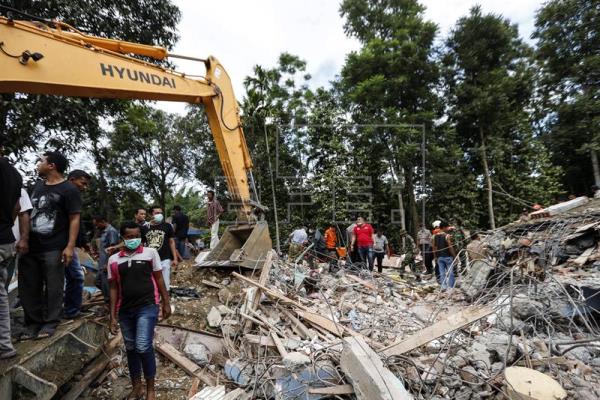 Al menos 94 muertos tras un terremoto de magnitud 6,5 en Indonesia