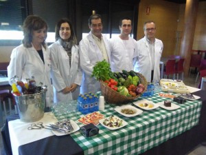 El Hospital Reina Sofía ha ofrecido una degustación del menú a los profesionales del centro. Olga Sanz, directora asistencial; Ana Beamonte, jefa de Servicio de Profesionales; José Ramón Mora, David Martínez y Luis Pérez Puyo, jefe de Servicio de Gestión Económica.