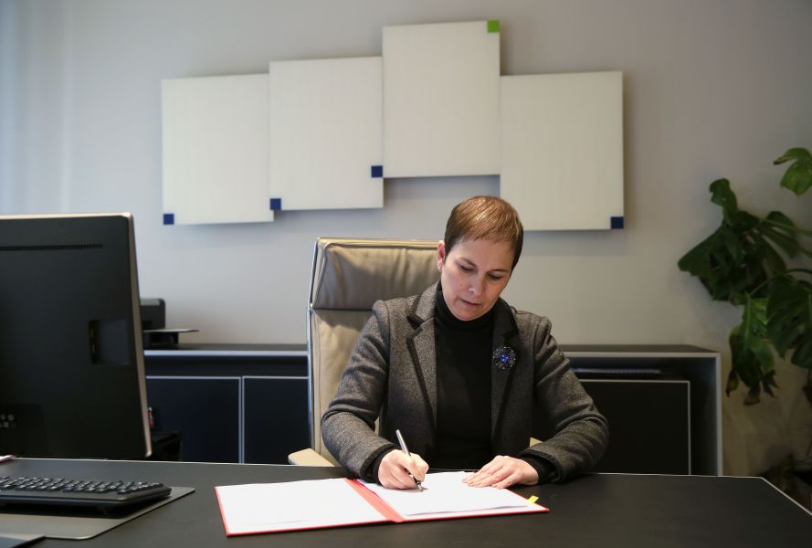 La Presidenta Barkos firma la Ley Foral de Presupuestos Generales de Navarra para 2017
