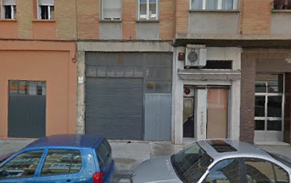 Dos trasladados por inhalar humo tras el incendio de un portal en la calle Lesaka