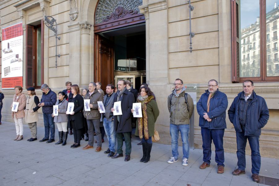 El Parlamento se concentra por la última víctima de la violencia de género