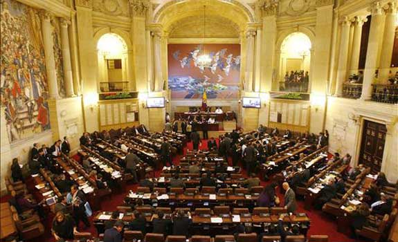 El nuevo acuerdo de paz con las FARC es aprobado por el Congreso de Colombia tras un acalorado debate