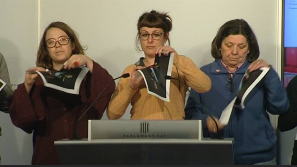 Diputados de la CUP rompen fotos del Rey en una rueda de prensa