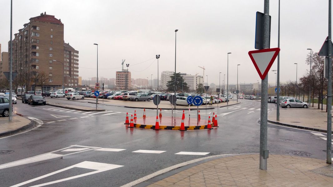 El Ayuntamiento coloca 'lomos de asno' y glorietas en Pamplona