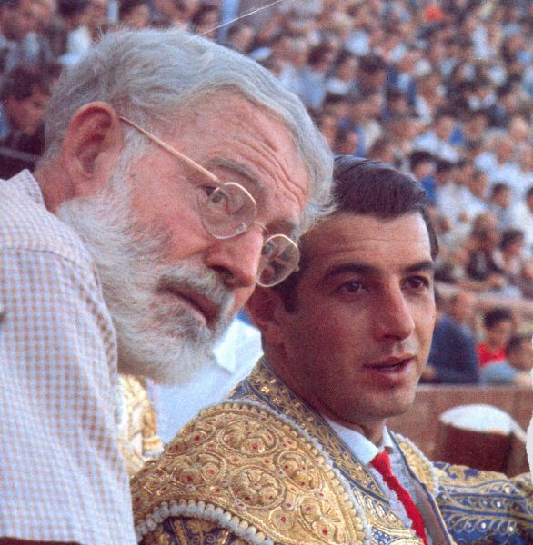 Una exposición en la Plaza del Castillo abre la celebración del 90 aniversario de ‘Fiesta’, de Hemingway