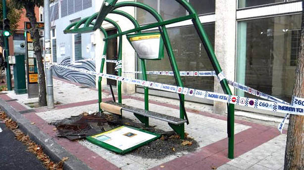 Una villavesa destroza una marquesina  al chocar contra ella en la calle Tajonar