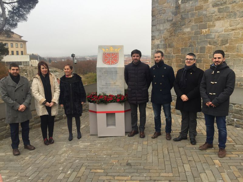Inaugurado ante el Archivo Real y General un monolito de homenaje al Reyno de Navarra