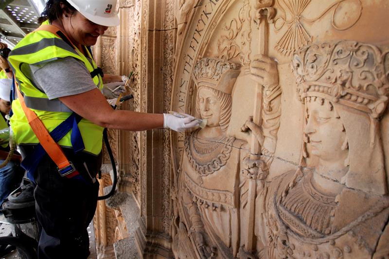 La obra de un grafitero decimonónico en la fachada de Universidad Salamanca