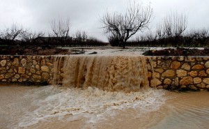 El río Clariano se desborda a su paso por Onteniente (Valencia). EFE