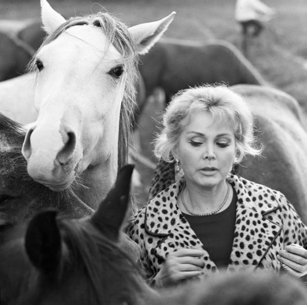 Muere Zsa Zsa Gabor a los 99 años, de un ataque al corazón