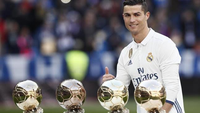 Cristiano dedica el Balón de Oro a la afición rodeado de leyendas del club