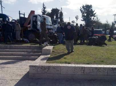 Cuatro muertos y 13 heridos en un ataque con camión contra soldados israelíes