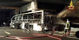 Al menos 16 muertos en un accidente de autobús con jóvenes en Italia