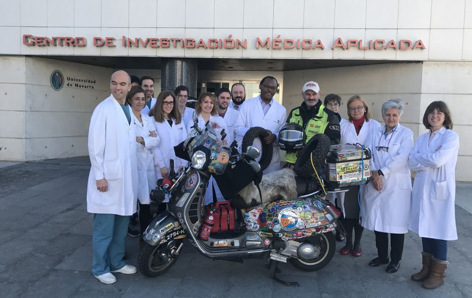 Antonio Fernández llega a Pamplona como primera persona que completa la Ruta Invernal en Vespa