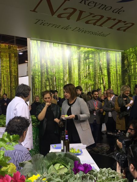 La Presidenta del Parlamento visita Fitur 2017