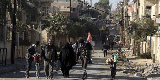EI continúa atacando a civiles y resiste al avance de las tropas iraquíes en Mosul