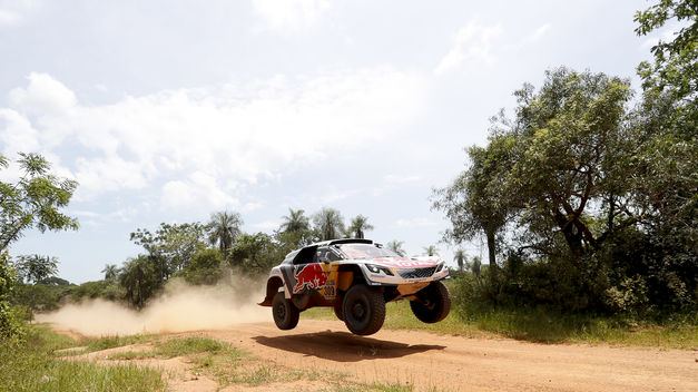 Loeb gana la segunda etapa de coches y es el nuevo líder