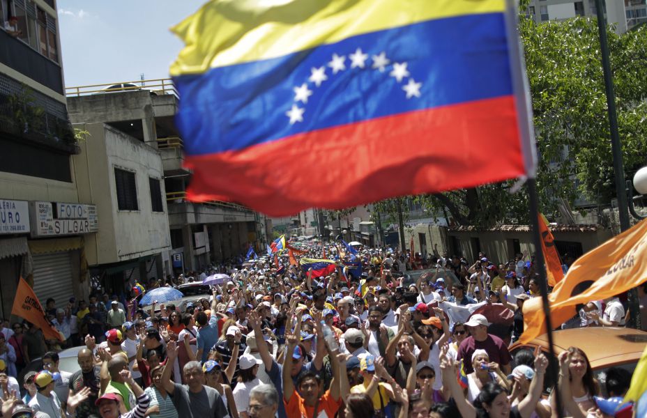 Opositores venezolanos marchan para pedir la celebración de comicios