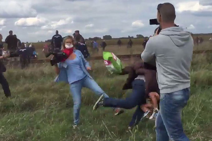 Condenan a tres años de libertad condicional a la periodista húngara que pateó a los refugiados