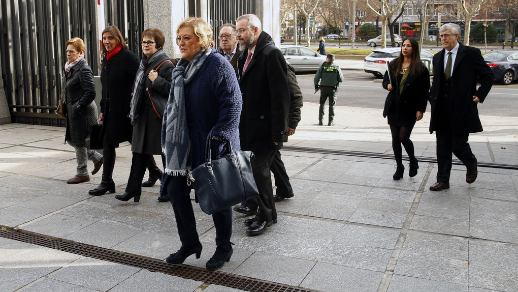 Cospedal se compromete a abrir una nueva investigación sobre el accidente del Yak 42