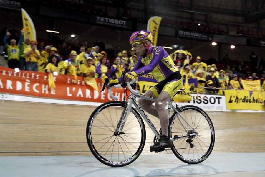 Un francés de 105 años establece un récord mundial de la hora en bicicleta