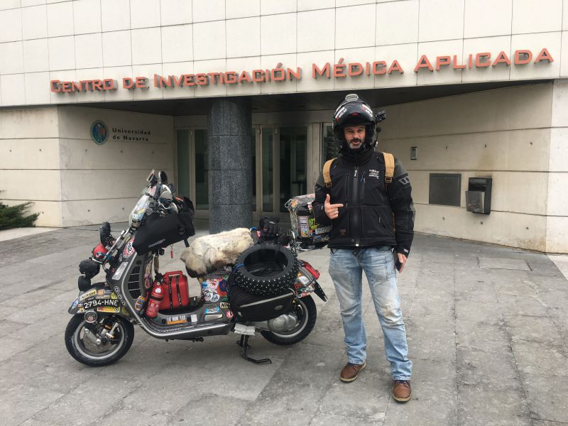 Antonio Fernández inicia en Pamplona  la 'Ruta invernal' en Vespa hasta Noruega