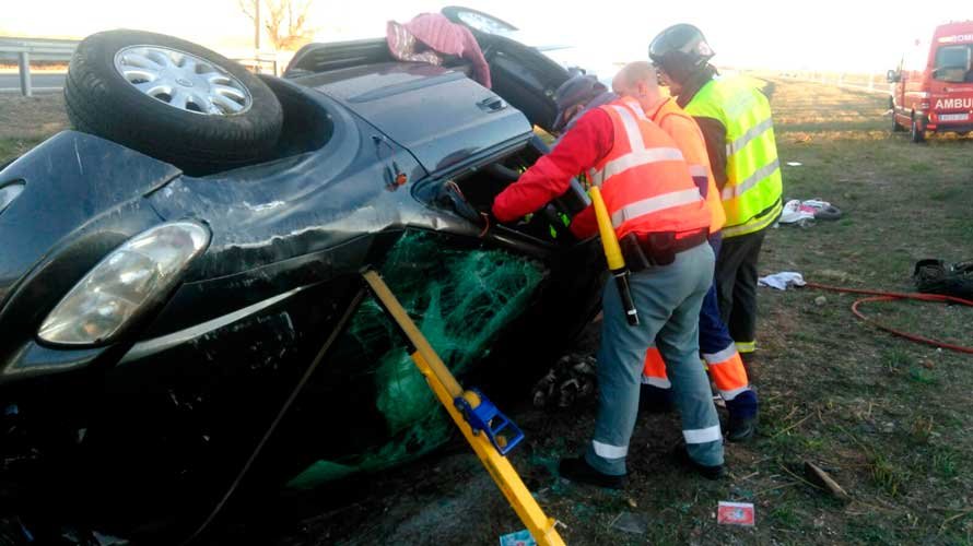 Un matrimonio y su hija resultan heridos tras volcar su coche en Cascante