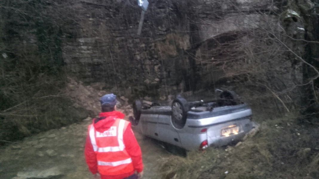 Heridos tres miembros de una misma familia tras caer al río con su coche en Torrano