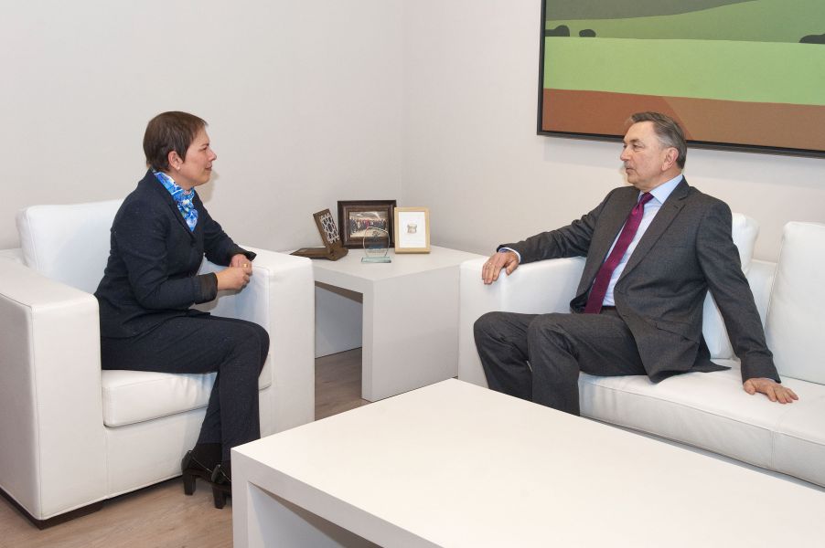 La Presidenta Barkos recibe al embajador de Rusia, Yuri P. Korchagin