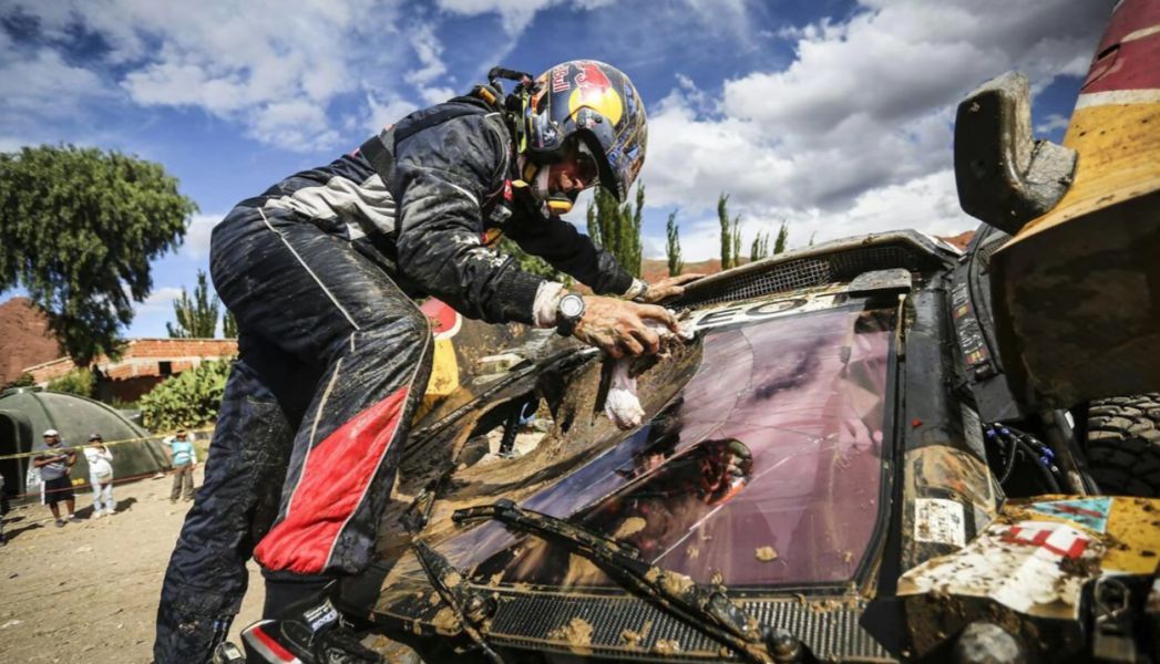 Tremendo accidente de Carlos Sainz: cae por un barranco y abandona el Dakar