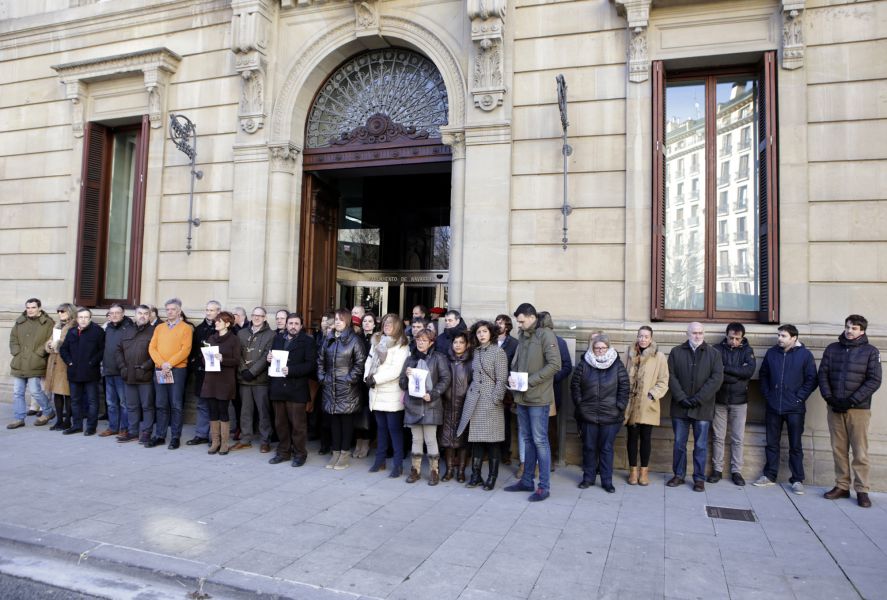 El Parlamento se concentra en memoria de la mujer asesinada en Burlada (Navarra)