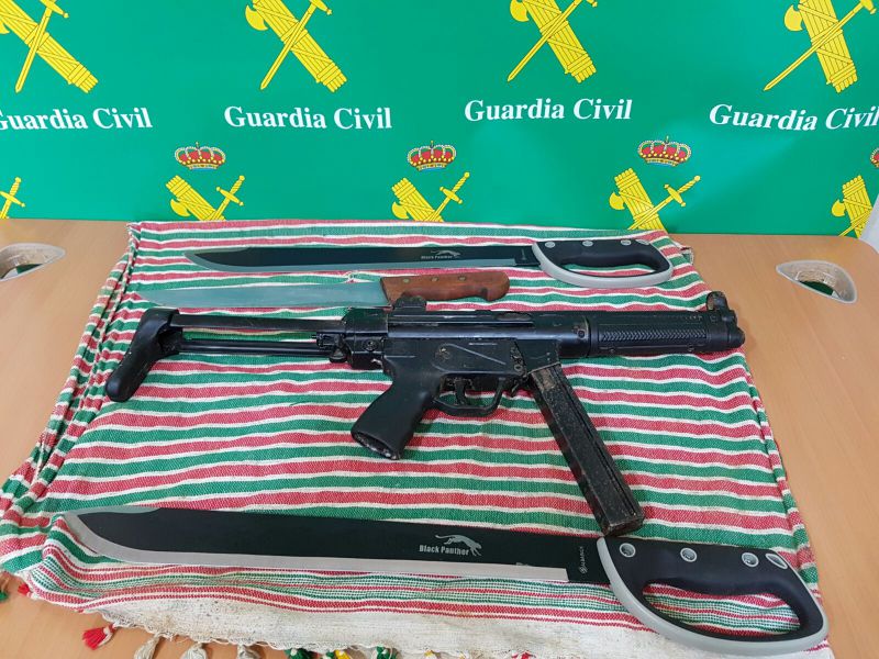 La Guardia Civil halla un depósito de armas en el zulo de los dos yihadistas detenidos en Ceuta