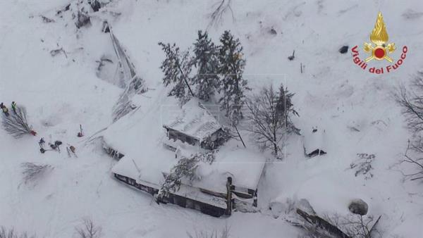 Recuperan un primer cadáver en el hotel de Los Abruzzos sepultado tras un alud