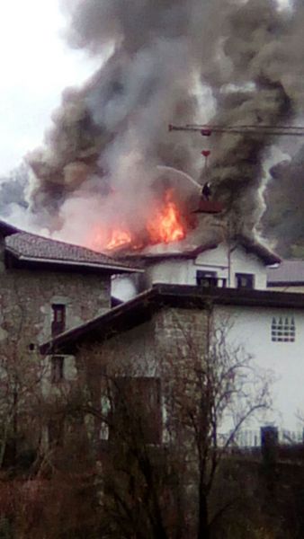 Un incendio causa importantes daños en dos viviendas de Goizueta,