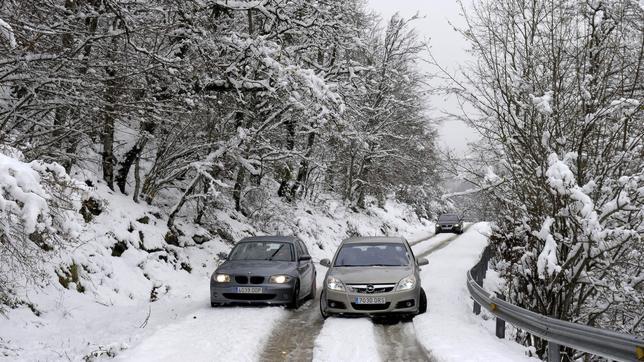 La nieve afecta a la circulación por los puertos de Belagua y San Miguel de Aralar