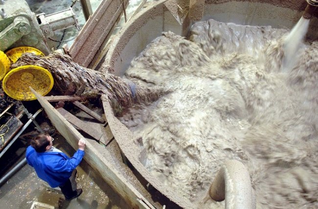 Científicos chinos inventan un papel resistente al agua y al fuego