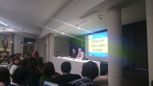 Pedro Baños (i) en la conferencia "Trump y el nuevo orden mundial" en la universidad de Navarra