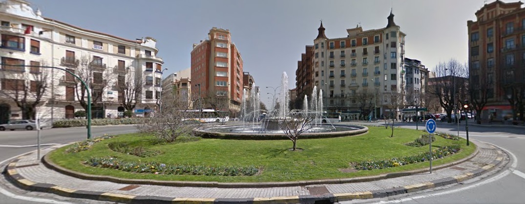 Un conductor arrolla un grupo semafórico en la Plaza Príncipe de Viana en Pamplona