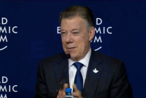 Santos celebra en Davos el acuerdo con las FARC y anuncia diálogo con el ELN
