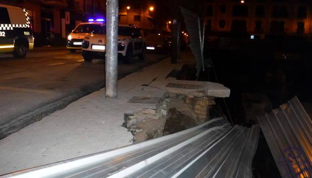 Investigan las causas del hundimiento de parte de la calzada en la calle Amaya de Pamplona